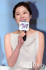 组图：严正花宣传《官能的法则》畅谈婚恋话题