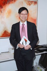 组图：任达华展出私人画作 陈志云现身捧场