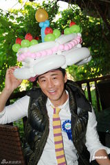 组图：林峰提前与歌迷庆生日 许下愿望陪家人