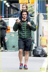 组图：奥兰多带儿子出行坐肩头 心情好聊电话