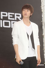 组图：SJ-M台北签唱会 兄弟情深互喂台湾小吃