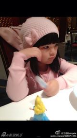 组图：李湘一家游港 Angela父女互吻晒亲情