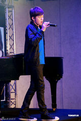 组图：Lady Gaga师弟台北开唱 不插电纲琴独奏