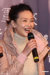 组图：黄小琥出碟秀事业线 萧淑慎献花做公益