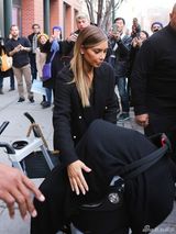 组图：卡戴珊推超豪华婴儿车出街 保镖护驾大牌