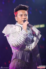 组图：谭咏麟不认豪宅传闻 李克勤想送小孩上学