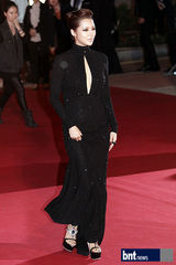 组图：朴诗妍黑色开胸装性感冷艳亮相红毯