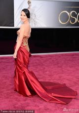 组图：奥利维亚-穆恩大红刺绣礼服显东方韵味