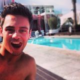 组图：英跳水正太曝海量生活照 秀腹肌吐舌卖萌