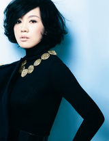 组图：闫妮登杂志封面显优雅 谈笑间展露风情