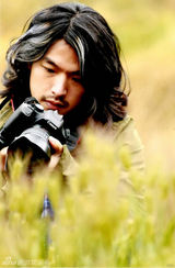 组图：李威化身狠男人拍写真 秀狂放桀骜型男魅力