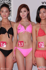 组图：亚姐泳装火辣秀胸 怪咖多女版王祖蓝现身