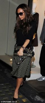 组图：维多利亚伦敦逛街扫货 戴墨镜遮黑眼圈