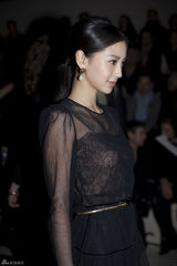 组图：Angelababy华贵出席Valentino秀
