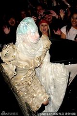 组图：Gaga悉尼夜店表演 全身裹白纱似蚕宝宝