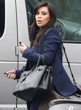 组图：金-卡戴珊硬朗套装遮孕肚 踩高跟鞋血拼