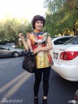 组图：58岁刘晓庆曝婚后照片 养花逛街惬意