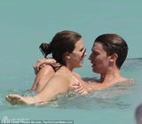 阿诺长子度假比基尼美女围绕 女友翘臀紧贴(图)