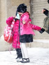 组图：小苏瑞玫红大衣赴学校 雪花中欢舞超开心