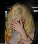 高清图：GaGa龙虾装现身伦敦 真空上阵胴体隐现