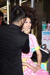 组图：林嘉绮霹雳娇妻装扮抢眼 与老公尚在蜜月期