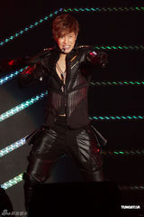 组图：金贤重开唱露胸耍性感 与gaga撞期仍火爆