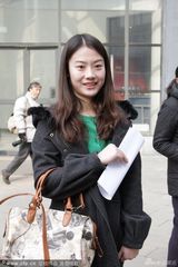 组图：北影复试考生疾步赶考 各色清新美女抢镜