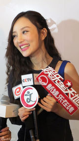 组图：李小璐现身活动 长发波浪显魅力