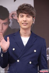 组图：Bii高温办见面会 愿人工呼吸回馈粉丝