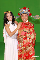 幻灯图：黎耀祥廖碧儿扮财神爱神拍新年宣传片