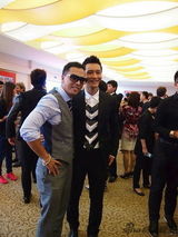 组图：甄子丹出席东方影都启动 与朋友相谈甚欢