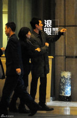 组图：冯绍峰酒店门口迎客 自当门童笑容满面