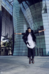 组图：何晟铭写真变身玩酷绅士 显美型男气质