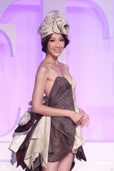 组图：隋棠穿寝具压轴走秀 避谈前男友姚元浩