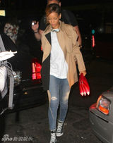 组图：蕾哈娜OL风素颜憔悴 与粉丝合影展亲民