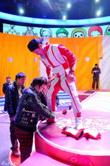 幻灯：何晟铭大玩“壁虎”漫步 惨被挂墙上半小时