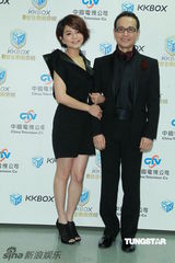 组图：大牌歌手同台high翻观众 任爸代Selina出席