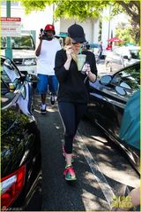 组图：艾薇儿运动装出街 小腹隆起大腿显臃肿