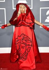 高清图：格莱美红毯妮基-米纳什红色修女装抢眼