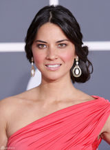 高清图：奥利维亚穆恩西瓜红单肩礼服美艳登场