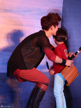 组图：陈翔新唱片发布会现场跪地为母亲洗脚