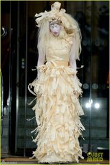 组图：Gaga雷人木屑装满脸面粉妆容奇特