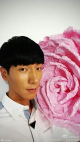 组图：张亮长脸自拍遭调侃马脸代言人