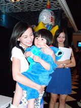 组图：baby庆24岁生日 许愿本命年事业爆发