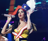 组图：凯蒂-佩里美艳写真 爆乳歌姬猫眼迷人