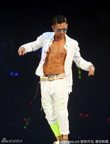 组图：刘德华演唱会卖萌卖力 露腹肌与女伴缠绵