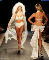 组图：超模凯特-阿普顿为内衣走秀 胸部丰满