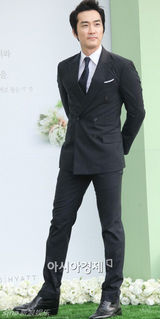 组图：李秉宪李珉廷大婚甜蜜互送吻 群星道贺