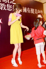 高清组图：嫩模赵硕之低胸性感短裙出席活动