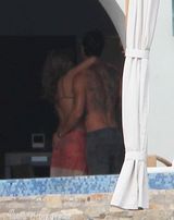 组图：安妮斯顿穿性感比基尼与男友甜蜜度假